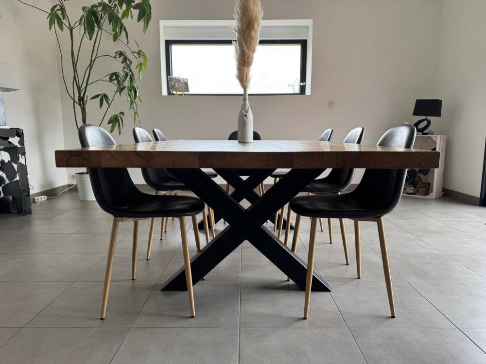 Table en bois de chêne avec pieds métallique